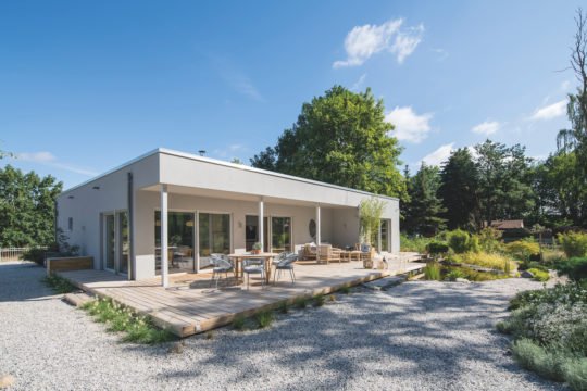 Kundenhaus NIVO - Ein Feldweg vor einem Haus - Fertighaus