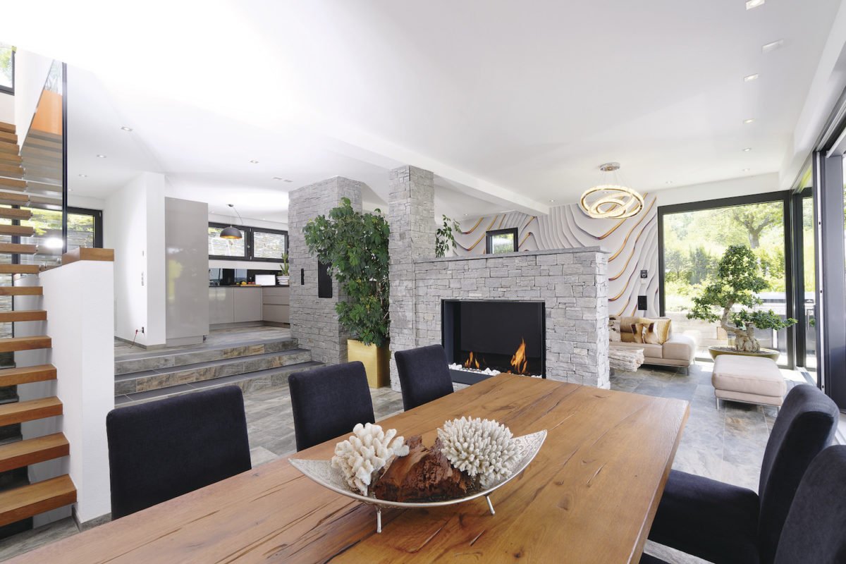 Kundenhaus Ovenstone - Ein Wohnzimmer mit Möbeln und einem Kamin auf einem Stuhl - Welt des Lebens