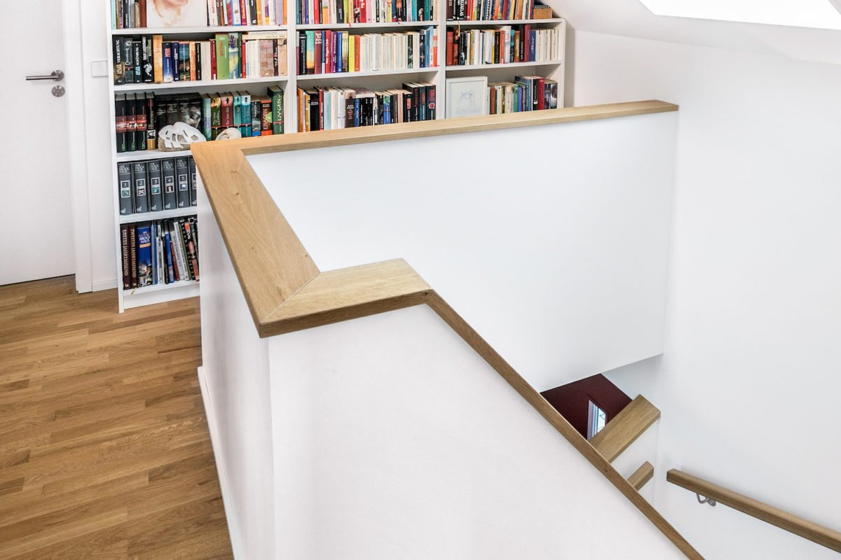 Kundenhaus Stark - Ein Raum mit einem Bücherregal - Interior Design Services