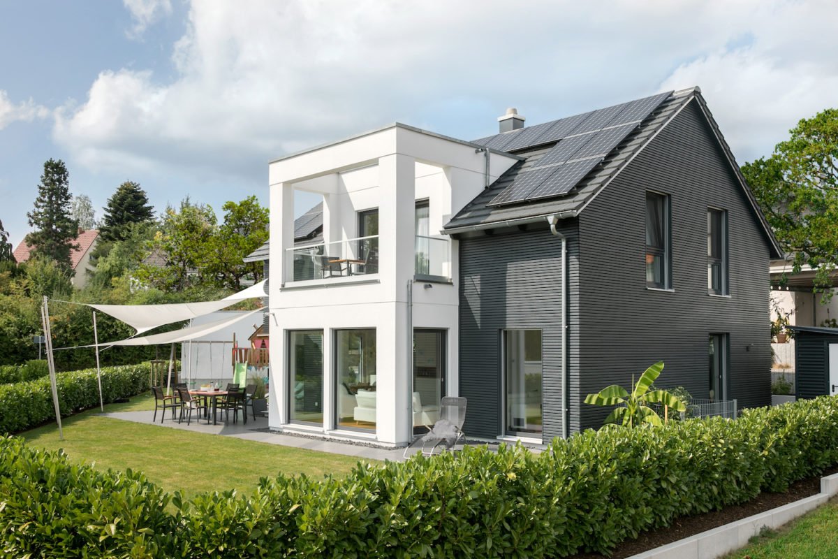 Kundenhaus Stark - Ein haus mit büschen vor einem gebäude - SchworerHaus KG