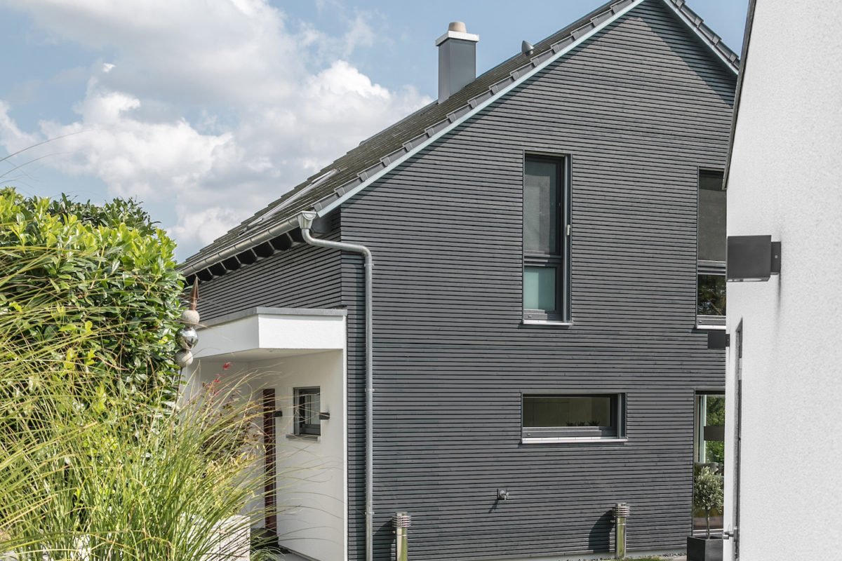 Kundenhaus Stark - Ein großes Backsteingebäude mit Gras vor einem Haus - Die Architektur