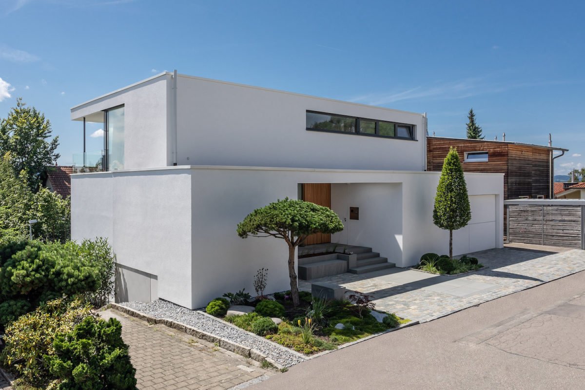 Kundenhaus Weinburg T - Ein haus mit büschen vor einem gebäude - Wohngebiet