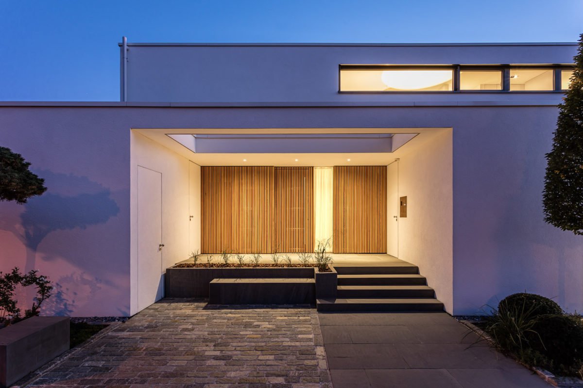 Kundenhaus Weinburg T - Eine Bank vor einem Gebäude - Die Architektur