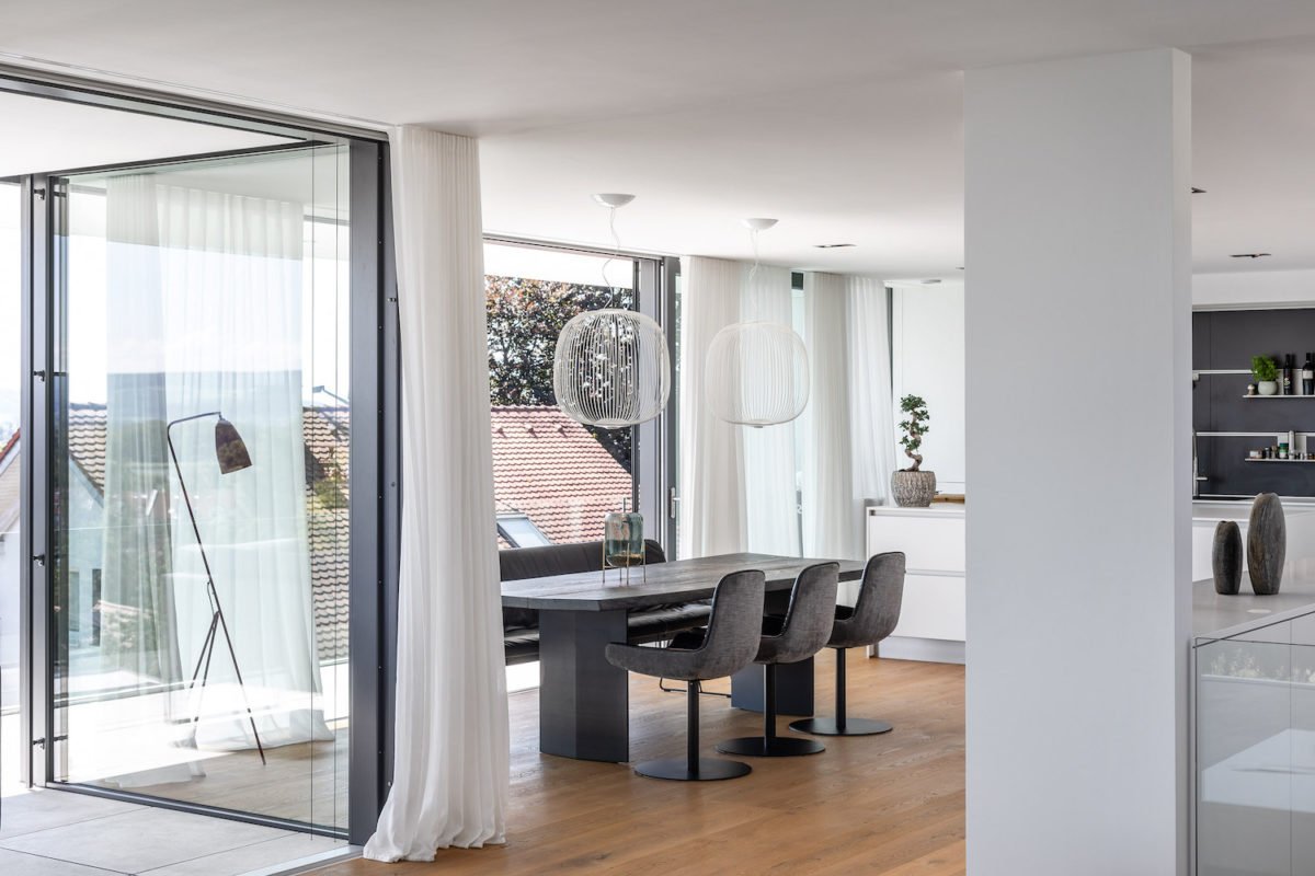 Kundenhaus Weinburg T - Ein Raum voller Möbel und ein großes Fenster - Interior Design Services