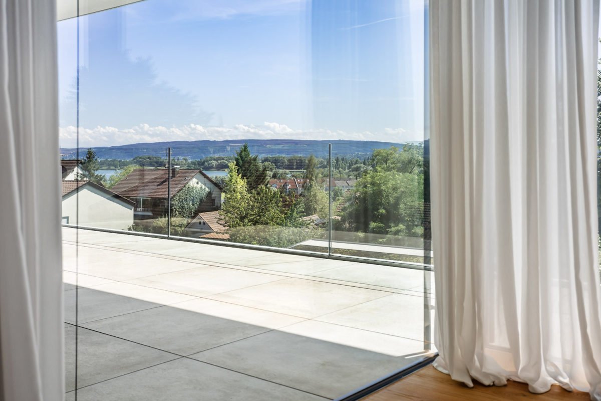 Kundenhaus Weinburg T - Ein Duschvorhang neben einem Fenster - Fensterabdeckung