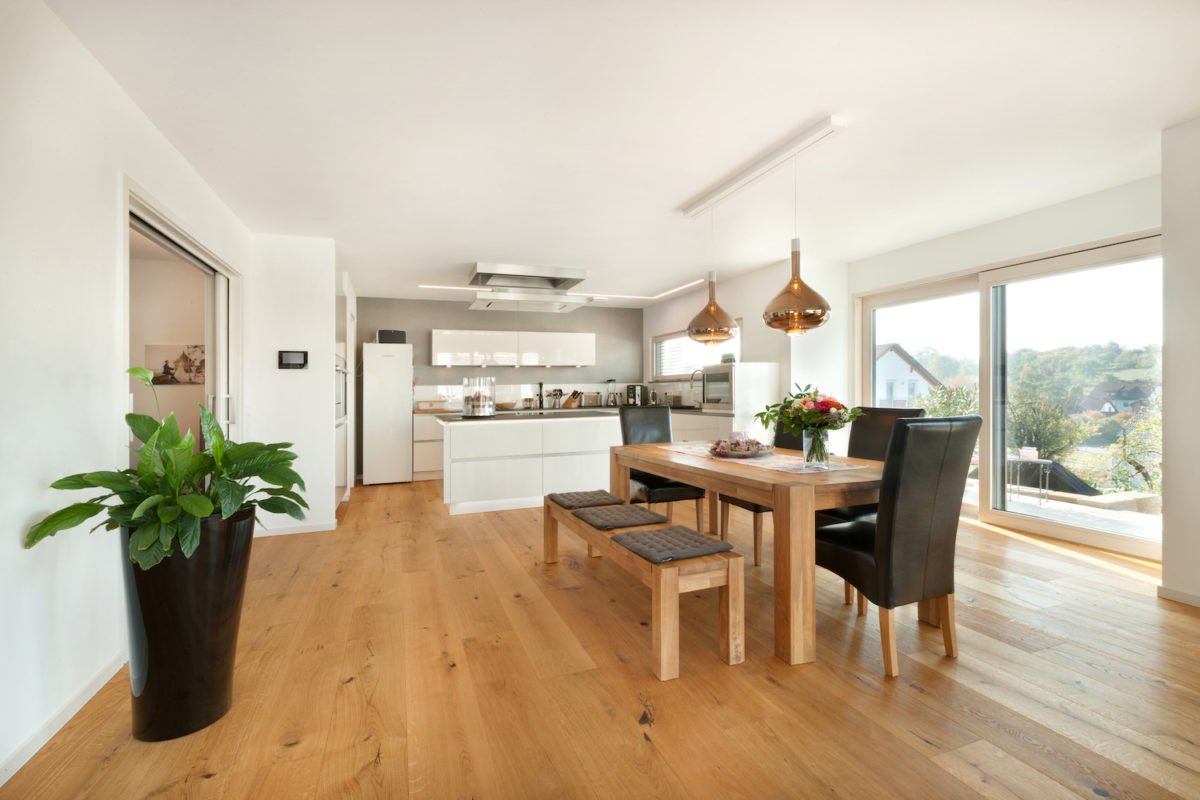 Haus U120 - Ein Wohnzimmer voller Möbel auf einem Holzboden - Interior Design Services