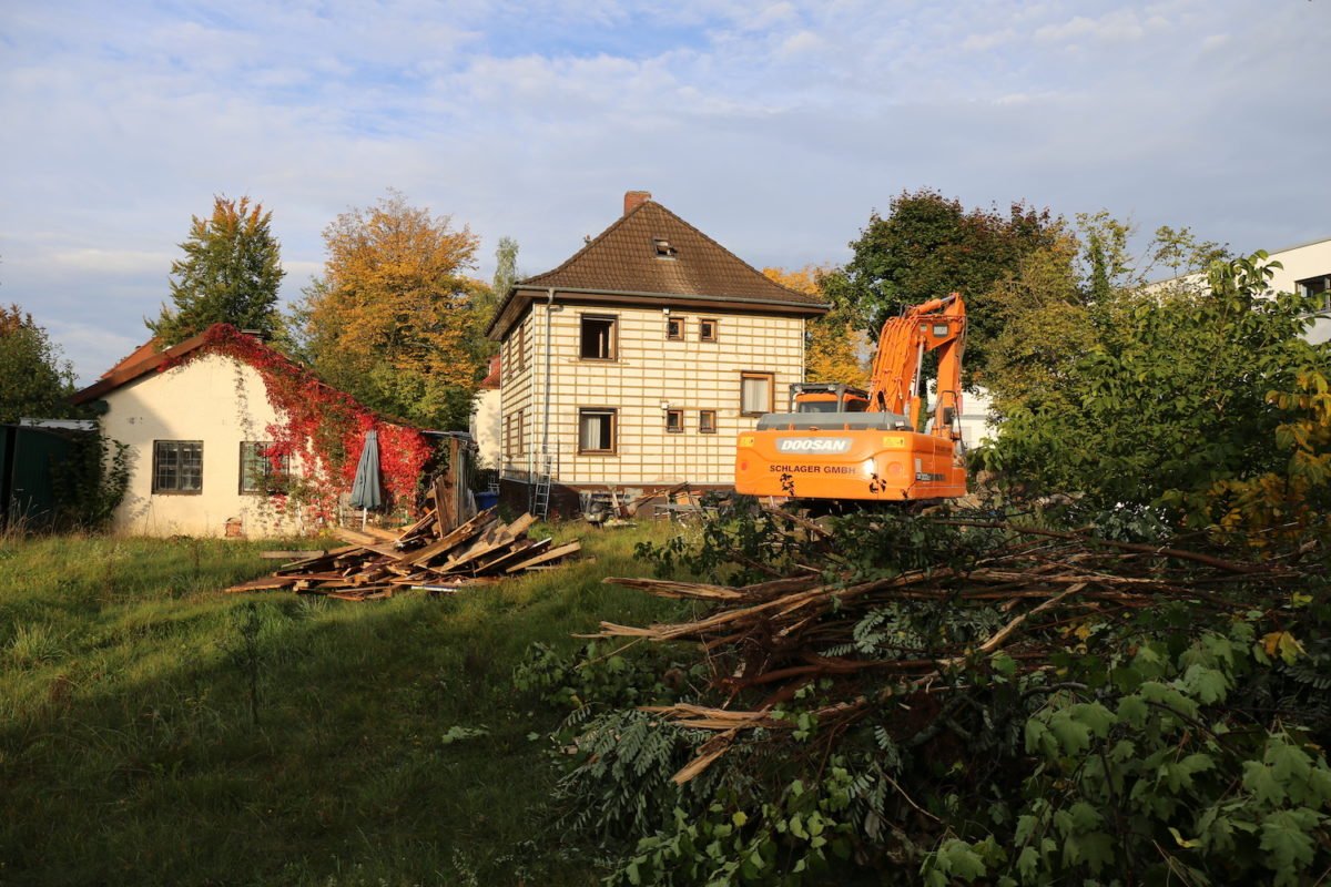 Kundenhaus Verges - Ein haus mit büschen vor einem gebäude - Ländliches Gebiet