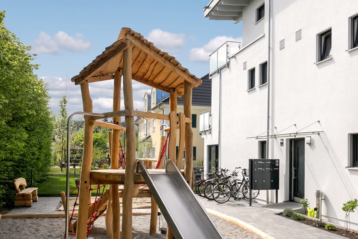 Kundenhaus Verges - Ein kleines haus vor einem gebäude - Spielplatz