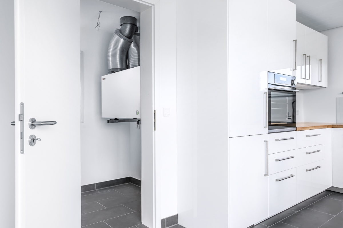 Kundenhaus Verges - Ein weißer Kühlschrank mit Gefrierfach sitzt in einem Raum - Badezimmerschrank