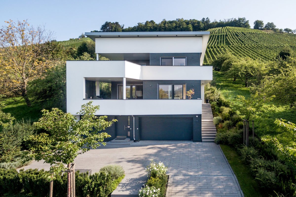 Kundenhaus Villa in den Weinbergen - Ein haus mit büschen vor einem gebäude - Villa