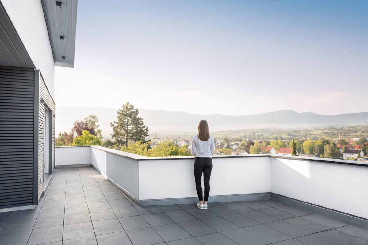 Kundenhaus Villa in den Weinbergen - Eine Person, die vor einem Gebäude steht - Haus