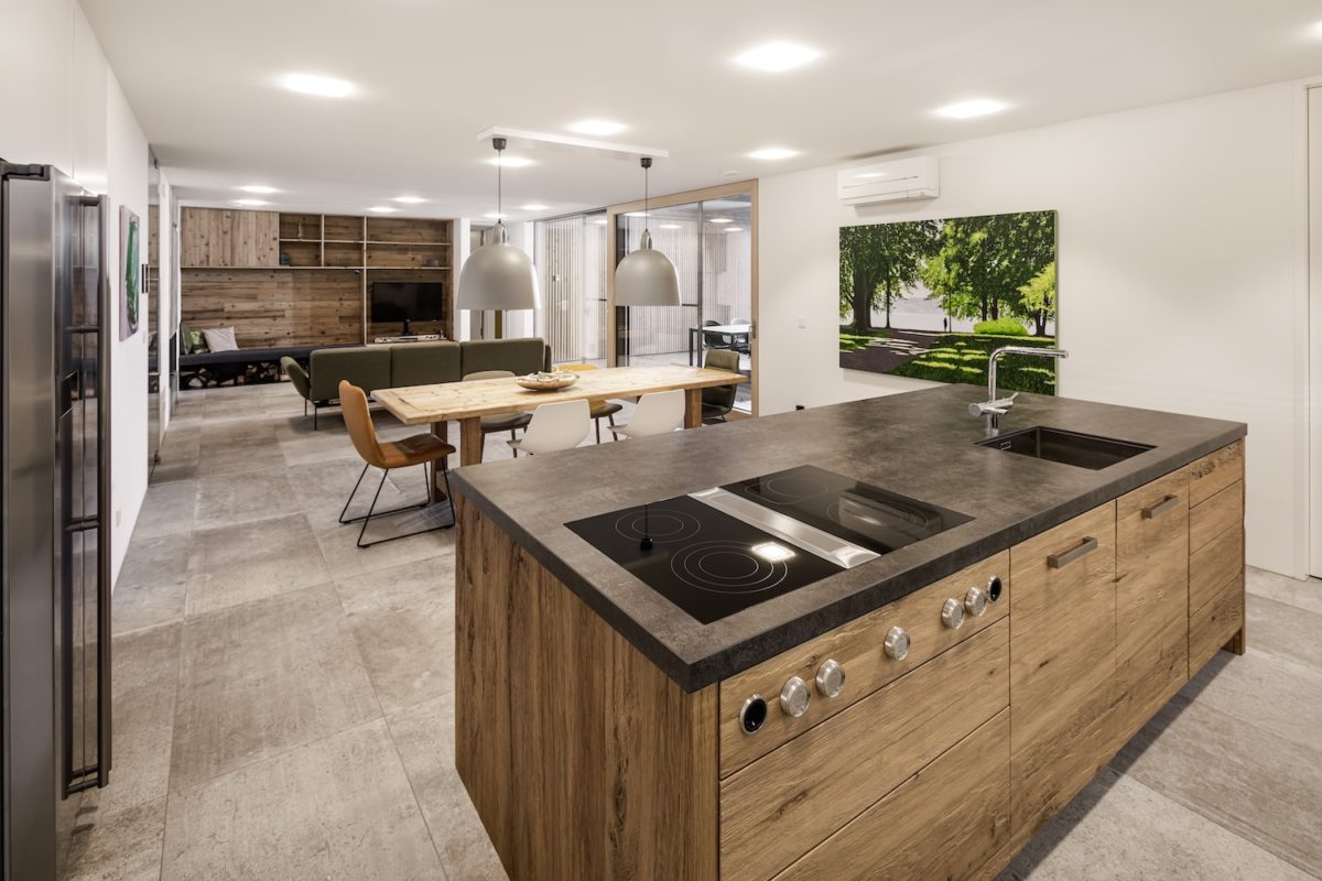 Kundenhaus Cascinetta Villa B - Eine moderne Küche mit Edelstahlgeräten und Holzschränken - Fußboden