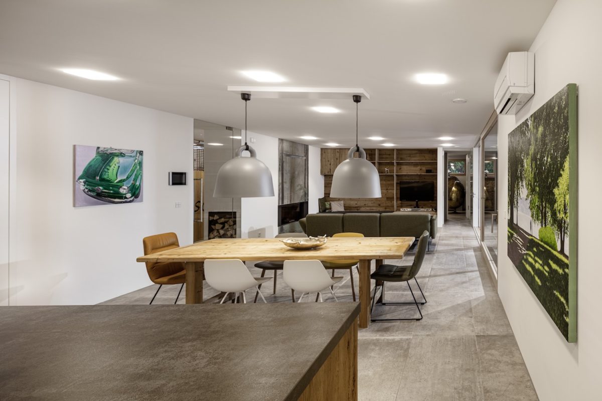 Kundenhaus Cascinetta Villa B - Ein Wohnzimmer mit Möbeln und Holzfußboden - Interior Design Services
