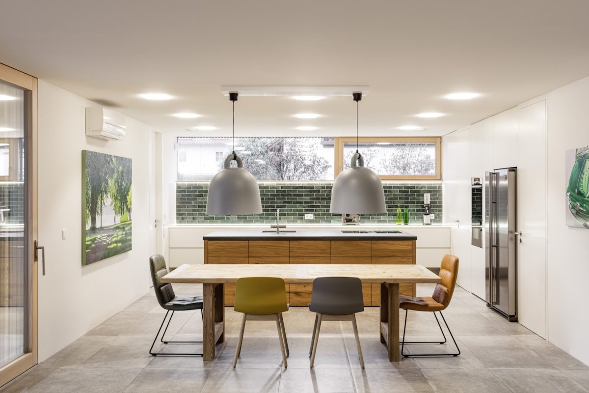 Kundenhaus Cascinetta Villa B - Ein Wohnzimmer mit Möbeln und einem großen Fenster - Interior Design Services