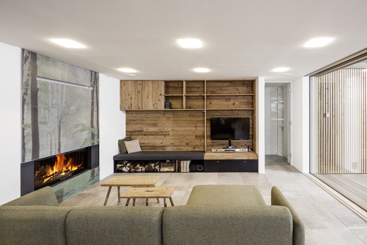 Kundenhaus Cascinetta Villa B - Ein Wohnzimmer mit Möbeln und einem Kamin - Interior Design Services