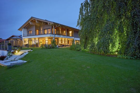 Kundenhaus Gruenwald - Eine große Wiese vor einem Haus - Landschaftsbeleuchtung