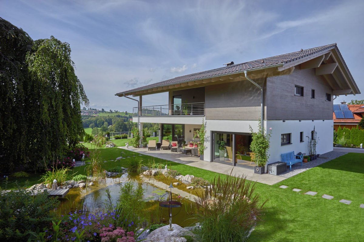 Kundenhaus Gruenwald - Eine große Wiese vor einem Haus - Baum