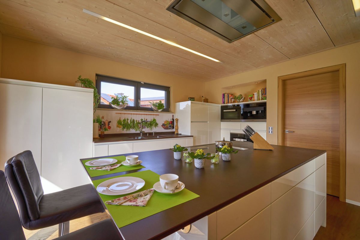 Kundenhaus Gruenwald - Eine Küche mit einem Esstisch - Interior Design Services