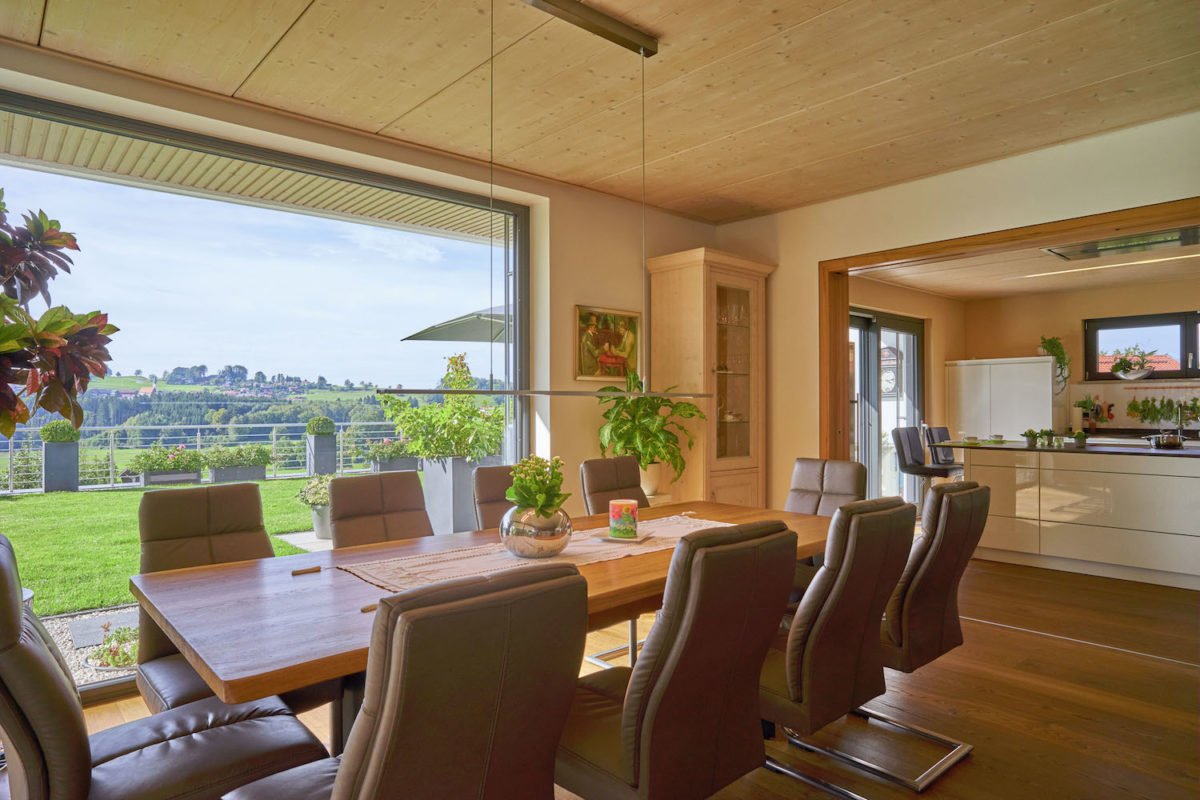 Kundenhaus Gruenwald - Ein Wohnzimmer mit Möbeln und einem großen Fenster - Wohnung