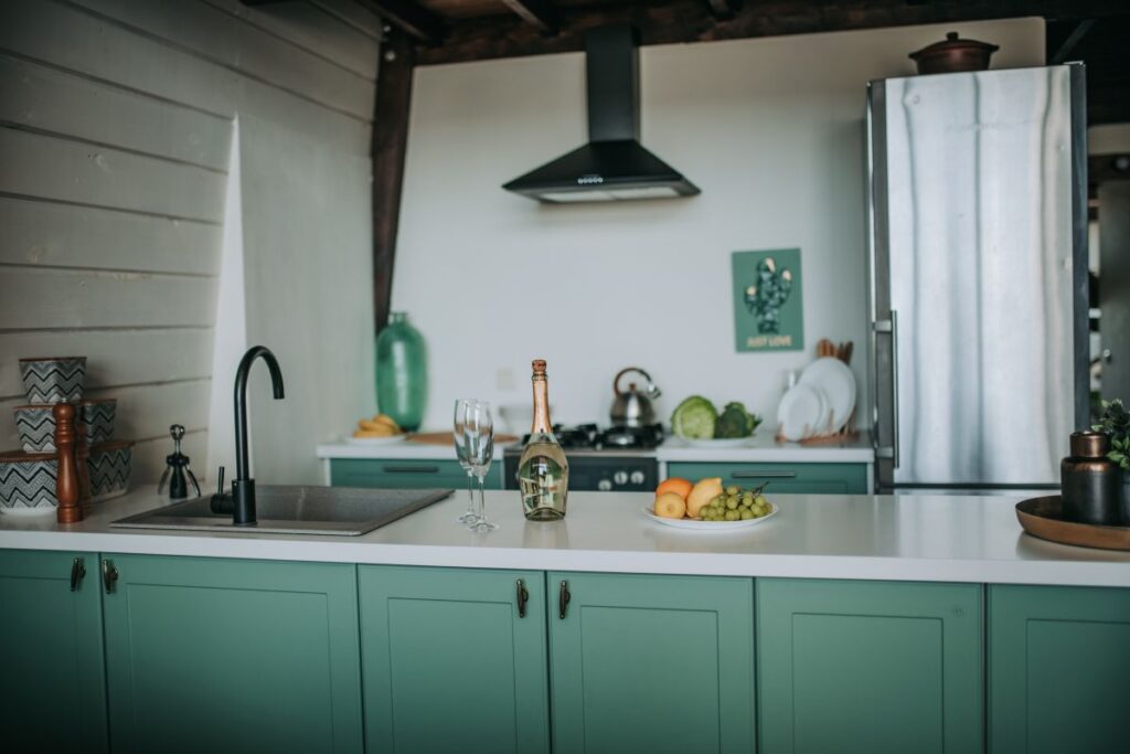 Küche mit türkisen Fronten