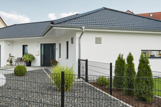 Hausbau Helden LUXHAUS | Bungalow Walmdach 190