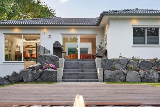 Hausbau Helden LUXHAUS | Bungalow Walmdach 172