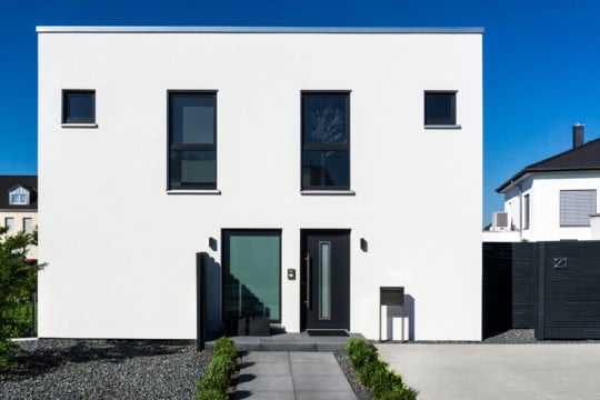 Hausbauhelden.de FingerHaus | Frei geplant - Bauhaus mit viel Kontrast