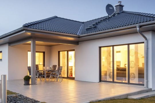 Hausbau Helden LUXHAUS | Bungalow Walmdach 130