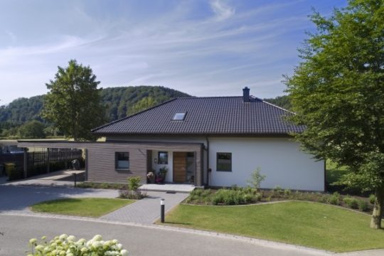 Hausbau Helden Isowoodhaus | Bungalow mit Holzakzenten