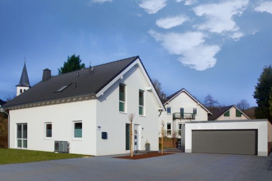 Hausbau Helden Isowoodhaus | Einfamilienhaus mit schlichter Fassade