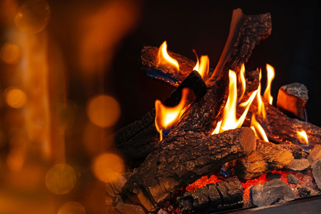 Prasselndes Kaminfeuer mit Holzscheiten.