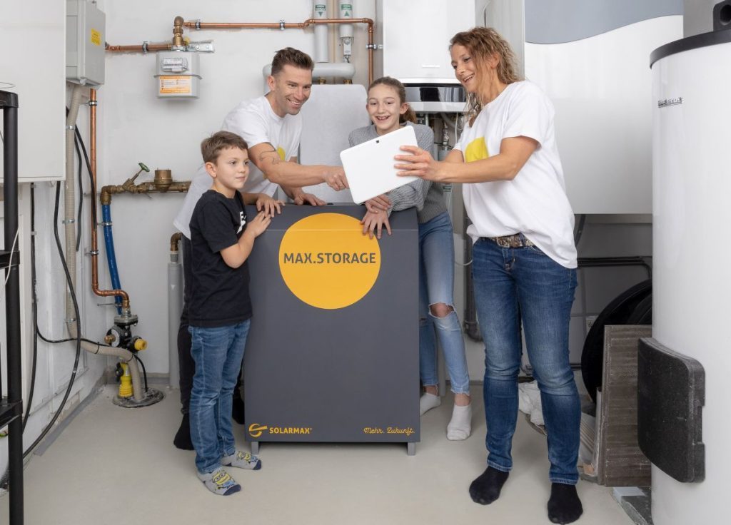 Solar Batteriespeicher_Produktbild mit Familie