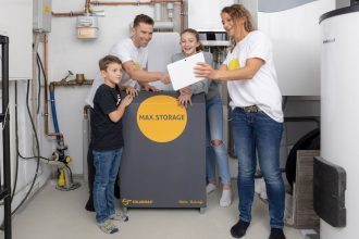 Solar Batteriespeicher_Produktbild mit Familie