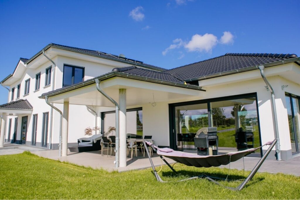 Das Haus am Hang – mehr als eine Notlösung? Hausbau Helden Rheinmassiv Musterhaus