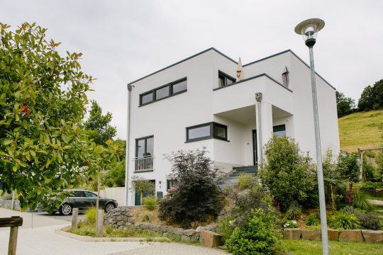 Hausbau Helden Massivhaus Rhein Lahn | Flachdachhaus am Hang