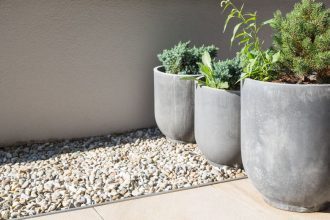 Moderne Garten und Terrassengestaltung: Graue Steinkübel mit Kr