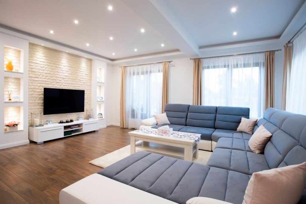 Aus den Augen, aus dem Sinn? Das oft übersehene Thema der Deckengestaltung Hausbau Helden Glatte Decken wirken ungeachtet der Farbgebung sehr organisch und dadurch modern. Eine hervorragende Wahl – besonders, wenn du neu baust oder auf einen zeitlosen Look stehst.