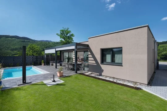 Weberhaus-Bungalow mit Pool