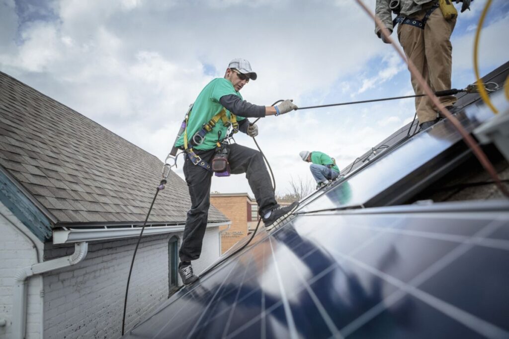 Installation einer Solaranlage auf dem Dach eines Hauses