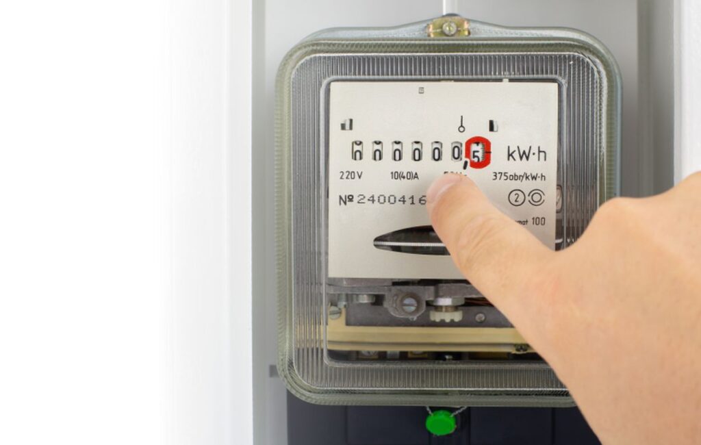 Wichtige Nebenkosten von Hausbesitzern Hausbau Helden Die Hand berührt den Transformator mit Leerzeichen. Falsche Energieerfassungsmethode.