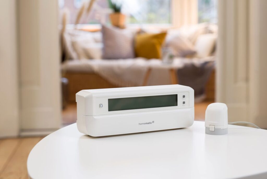 Bussysteme Haus: smarte Technik fürs Zuhause Hausbau Helden Wohnzimmer mit smart Home Gerät auf dem Tisch