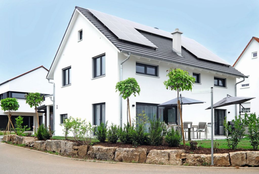 03.08.2020, Baden-Württemberg, Pfahlheim. Nicole Bofinger und Manuel Wiest haben hier ihr Kampa-Haus gebaut.