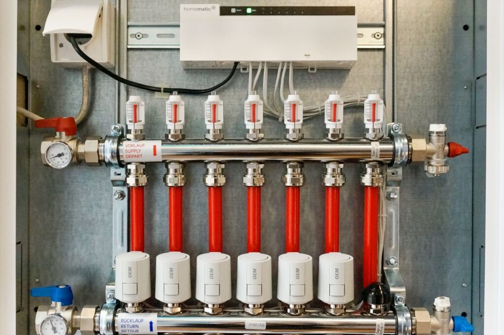 Bussysteme Haus: smarte Technik fürs Zuhause Hausbau Helden Aktor der Fußbodenheizung als Teil vom Bussysteme Haus