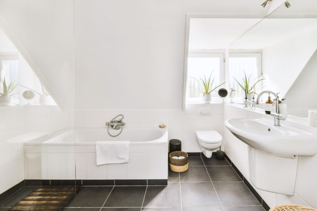 Ein Badezimmer in grau weiß gehaltener Optik