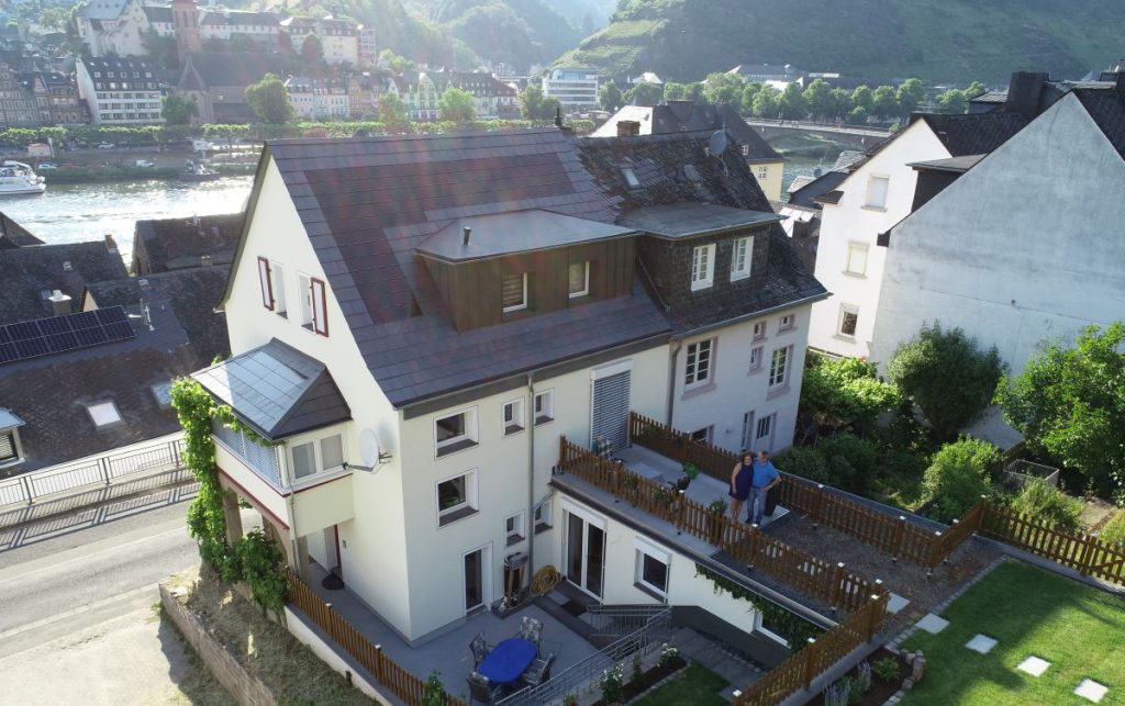 Photovoltaik Dach Haus mit Schiefer