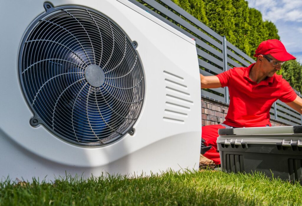 Handwerker arbeitet an einer Wärmepumpe