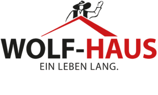 Logo des Hausherstellers Wolf-Haus. Weißer Hintergrund. "Wolf-" ist schwarz geschrieben, "Haus" in roter Schrift mit einem roten Dach darüber, auf dem ein schwarz gezeichneter Zimmermann winkt. Untendrunter steht noch "Ein Leben lang" in schwarzer Schrift