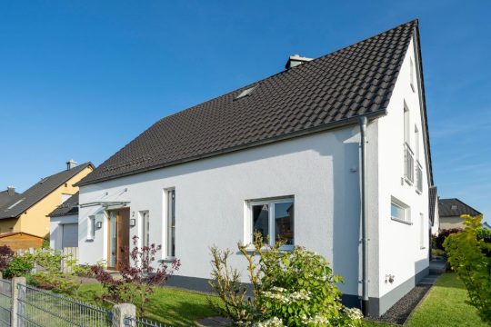 Hausbau Helden MYMassivhaus | Massivhaus Thumann mit Erker und Teich