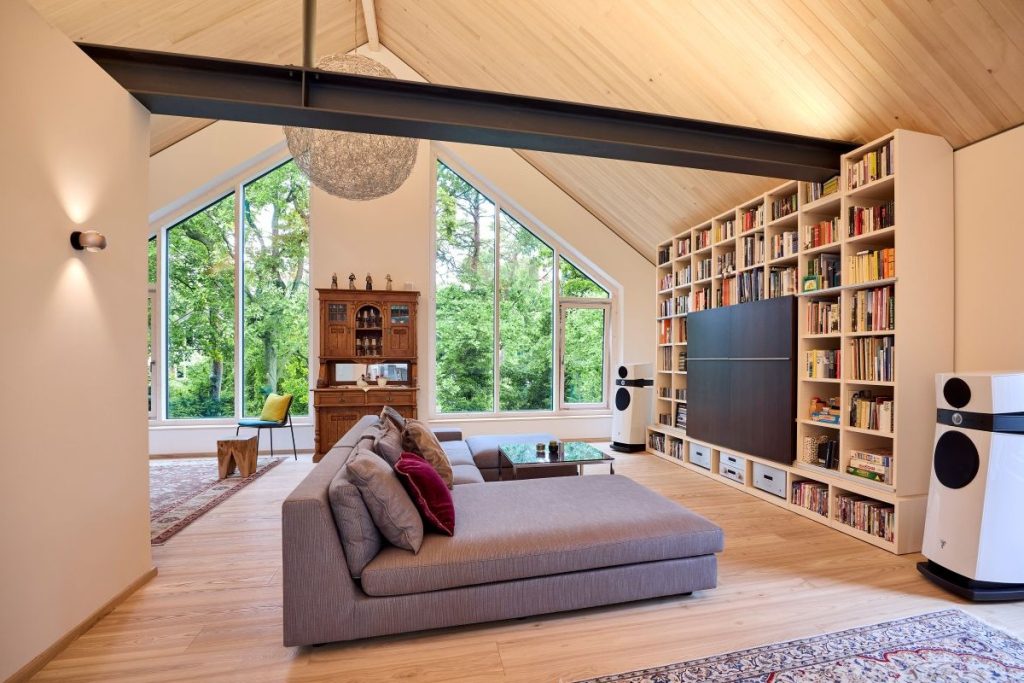 Warum Bauen mit Holz eine coole Sache ist Hausbau Helden Baufritz Jansen Wohnzimmer