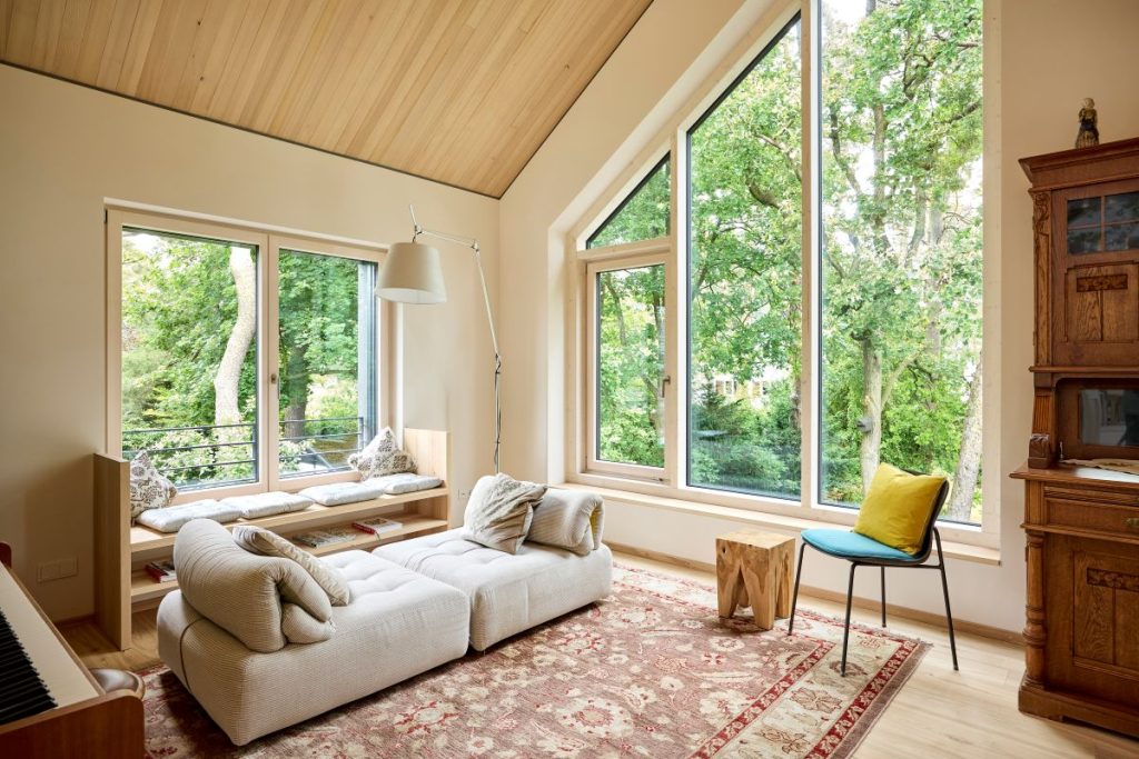 Warum Bauen mit Holz eine coole Sache ist Hausbau Helden Baufritz Jansen Wohnzimmer Sitzgelegenheiten